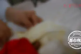 刚烧好的热水，孩子一伸手全浇在自己身上，家长急疯了图片