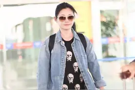 大S越来越不羁，穿“乞丐服”配“骷髅T恤”，效果令人意外图片