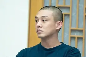 刘亚仁入围青龙奖，增重30斤演混混，将和李秉宪争夺韩国影帝图片