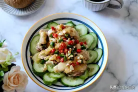 夏季减脂食谱，1只鸡腿1根黄瓜，1碗料汁，馋的朋友流口水图片