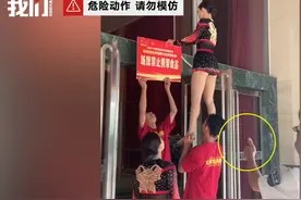 啦啦操队员托举贴提示牌：建议普通人不要随意模仿图片