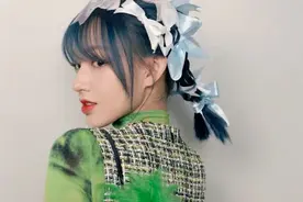 程潇不愧是“时髦精”，穿浴袍走机场美得自信，慵懒又不失少女感图片