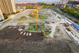 上海一复工建筑工地开足马力施工  土方车排起百米长队格外壮观图片