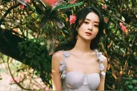 赵丽颖都瘦出“排骨胸”了，穿吊带花裙拍写真，身材太引人注目图片