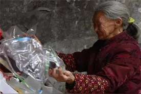 拾荒老人养育捡来的孙女，女孩考上大学，警车的到来打破这份宁静图片