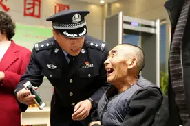 社区就是民警老丁的家图片