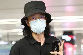 王传君再现“邋遢时尚”与粉丝玩对拍互动图片
