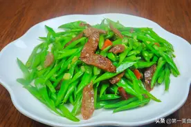 厨师长教你饭店腊肠炒芸豆做法，满满都是小技巧，清脆可口又简单图片