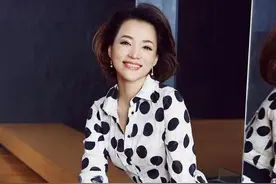 40岁的女人尽量不要穿打底裤，跟着刘涛董卿这样穿，时髦显气质图片