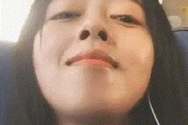 搞笑GIF：新娘害羞了，都结婚了还嫌弃新郎图片