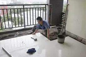 铺瓷砖不用水泥，这种新方法，半天能铺一间屋，防潮又防裂，聪明图片