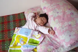 从床头睡到床尾？如果你家孩子有这种行为，那么就需要注意了图片