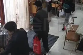 经常打包水饺匆忙回家的爷爷，让他着急的人离开了图片