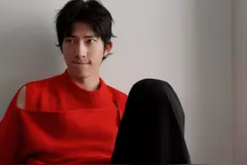 井柏然新刊黑白风格简约范，穿白色水手服散发文艺时髦气息图片