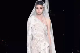 Mika Schneider|00后超模炸街！Chanel 、Tom Ford、Prada抢着要图片
