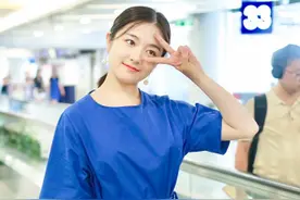 元气少女李兰迪圆脸嘟嘟，机场比心对镜wink甜美可人图片