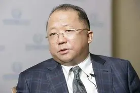 他，南京首富，白手起家，身家40亿，为啥被鹿晗告，锒铛入狱？图片