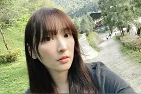 42岁吴佩慈生四胎后首露面，皮肤冻龄紧致，参加豪华露营心情好图片