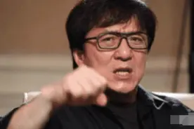 成龙：当初50个人拿刀KAN我，就他留下救我，我这辈子任他欺负图片