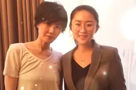 王菲与友人庆祝52岁生日，素颜与粉丝合影，法令纹深皮肤差超显老图片