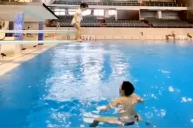 好基因！奥运冠军何姿2岁女儿勇敢跳水，老公在水下护着太温馨图片