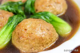 大厨用肉和莲藕，做一道清蒸狮子头，营养丰富，软糯入味图片