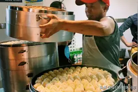 安徽大叔杭州卖包子，夜里10点开门天天排队，很多人买10多个图片