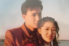 “妈，你当初怎么看上我爸”？网友晒父母结婚照，爱情真的靠缘分图片