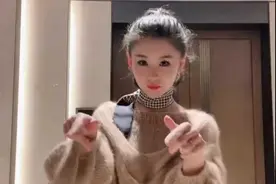 李小萌在家太惊艳了，驼色针织衫配高腰裤跳舞，35岁美成少女样图片