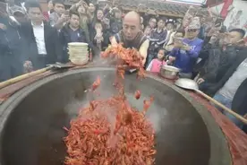 大爷做“铁砂掌小龙虾”，88元不限时随便吃，付账后才知套路十足图片