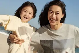 陈冠希4岁女儿真洋气，拍大片笑容自信超有范，表现力不输超模妈图片