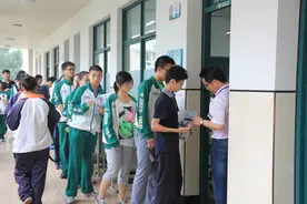 中考难度降低，试卷难度“放水”，中等生笑了：怀疑做了假试卷图片
