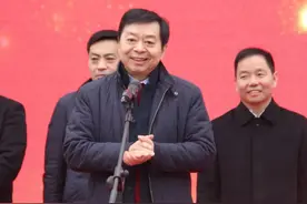 村民凑70块供他创业，赚百亿后开飞机回村，给老人发千万红包图片