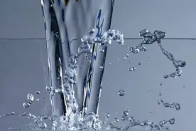 你知道吗？天然矿泉水贵在有“矿”，贵在天然图片