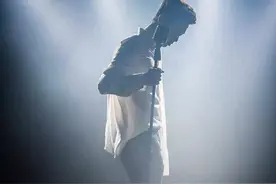 刘宪华工地翻唱热门单曲，这还是蘑菇屋那个油腻的大华吗？图片