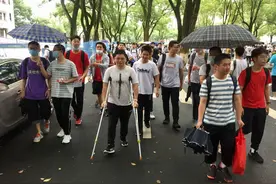 点赞！岳阳县一中这位班主任杵着拐杖护送学生走进考场图片