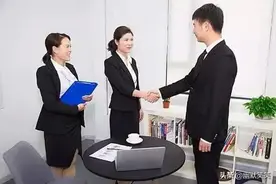 女员工出差15天，公司却不给报销，离职后收到老板三条信息！图片