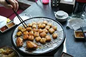 吃烤肉时：店员问你“要换纸吗”？其实是这3个意思，你知道吗？图片