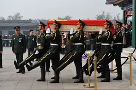钱学森逝世，三军仪仗队抬棺，晚年撰文：终身不忘毛主席谆谆教诲图片