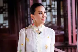刘嘉玲不再扮嫩，穿绿色唐装端庄优雅，被网友说慈祥有了奶奶样图片