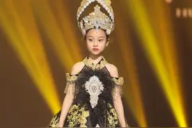 甜馨要出道？T台首秀化浓妆红唇太成熟，鞋子太大走路变“顺拐”图片