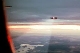 巨型UFO来了？印尼出现垂直坠落的不明物体，最后消失在地平线上图片