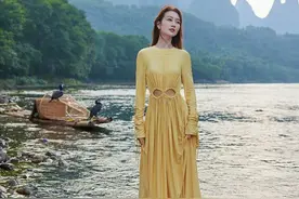 王鸥真会选场所，穿网眼裙湖面拍广告太聪明，选对场所人美上三分图片