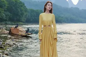 王鸥真会选场所，穿网眼裙湖面拍广告太聪明，选对场所人美上三分图片