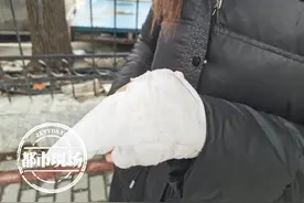 女子买香蕉时，被夹断了手指？店家：你自己找家里人来图片