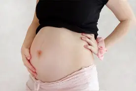 孕肚只有右侧比较硬，是因为怀了女宝？准妈妈需了解真实原因图片