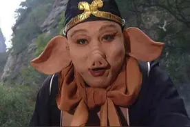 天蓬元帅被贬成猪不是因为嫦娥？你看猴子闹天宫时，猪八戒在干啥图片