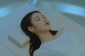IU、闵玧其新曲深层含义，悼念雪莉、金钟铉，IU湿发造型怀念雪莉图片