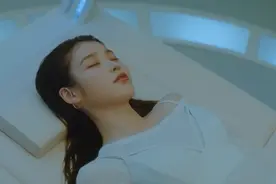 IU、闵玧其新曲深层含义，悼念雪莉、金钟铉，IU湿发造型怀念雪莉图片
