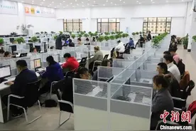 有些年轻人为什么爱“躺平”？因为腰不行……图片